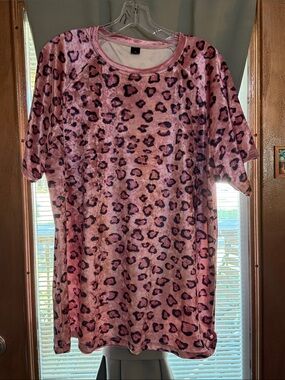 NWOT velvety pink animal print top. Size xl